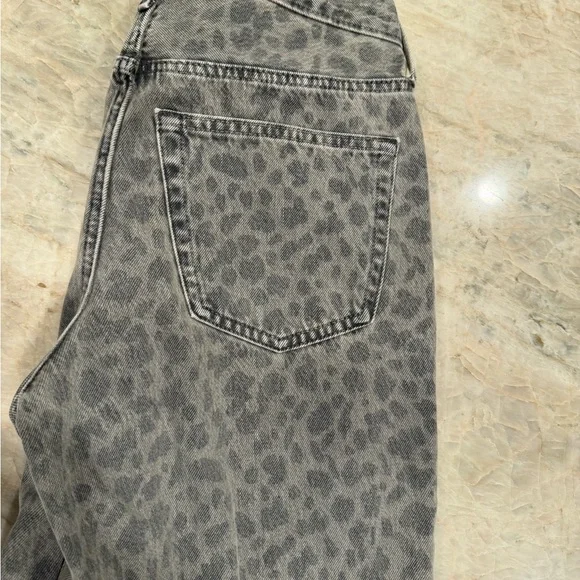 Universal Thread Gray Leopard Print Straight Leg Jeans - Picture 2 of 5
